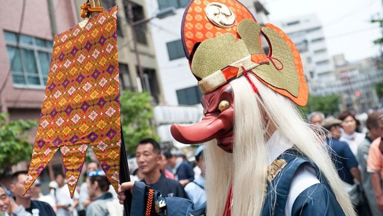 Tengu yang memimpin jalan, mewakili dewa Saruta Hiko no Mikoto, yang menyambut para dewa ke bumi dal