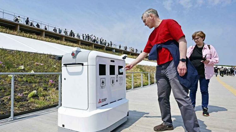 Robot tempat sampah otonom yang beroperasi di Osaka-Kansai Expo 2025