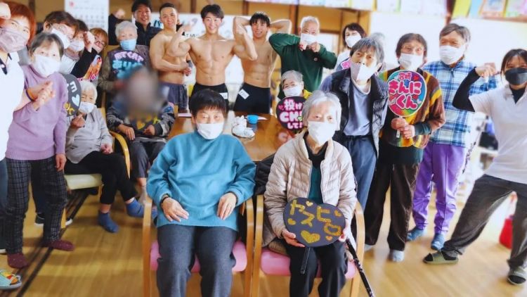 Macho Caregiver bersama dengan para lansia Macho Caregiver bersama dengan para lansia