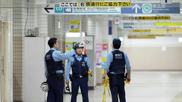 Petugas polisi berkumpul di Stasiun Todaimae di mana dua orang terluka setelah serangan pisau Petugas polisi berkumpul di Stasiun Todaimae di mana dua orang terluka setelah serangan pisau