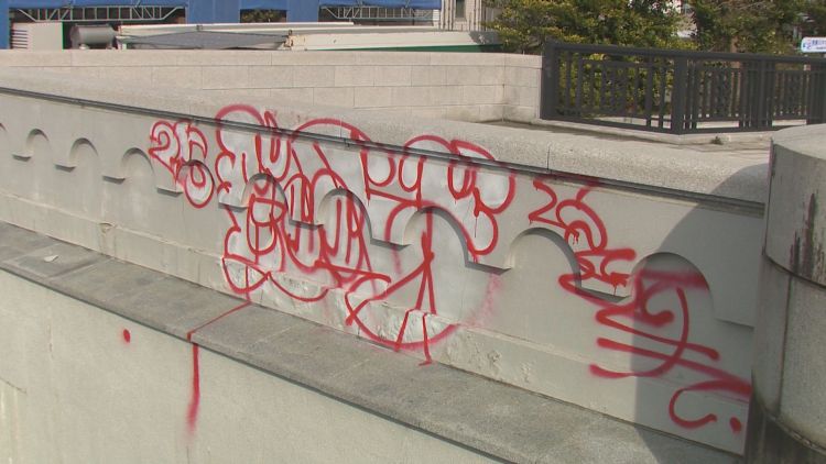 Vandalisme pada Jembatan Bandai oleh dua orang pria (FNN)