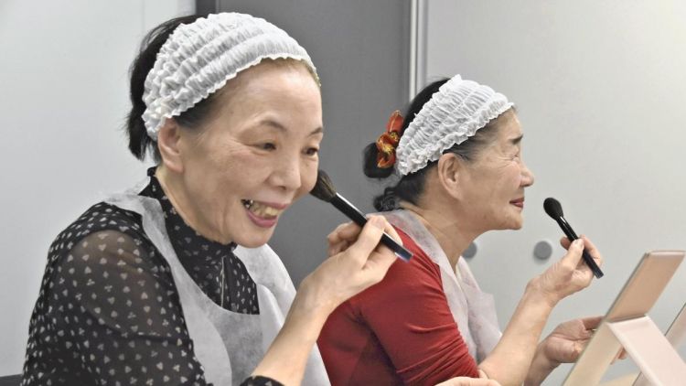 Pemerintah Yokohama Berupaya Tingkatkan Kualitas Hidup Lansia Lewat Riasan Pemerintah Yokohama Berupaya Tingkatkan Kualitas Hidup Lansia Lewat Riasan