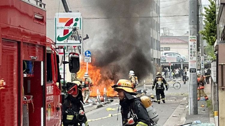 Pemadam kebakaran terlihat sedang memadamkan api di lokadi ledakan di Tokyo (Kyodo)