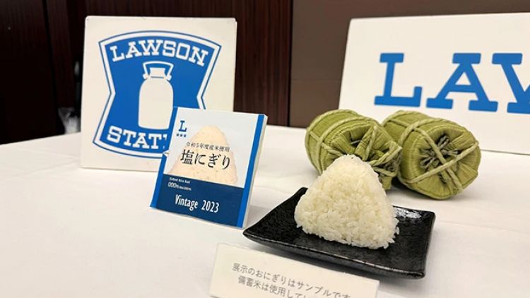 Sampel “Vintage Rice Onigiri” dari Lawson yang ditampilkan di Tokyo pada tanggal 3 Juni. (Sho Ito) Sampel “Vintage Rice Onigiri” dari Lawson yang ditampilkan di Tokyo pada tanggal 3 Juni. (Sho Ito)