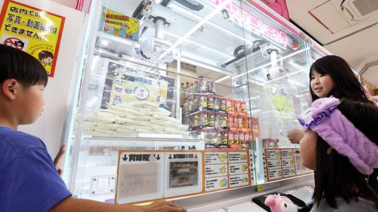 Permainan mesin capit di Kawagoe, Prefektur Saitama yang menyediakan beras sebagai hadiah