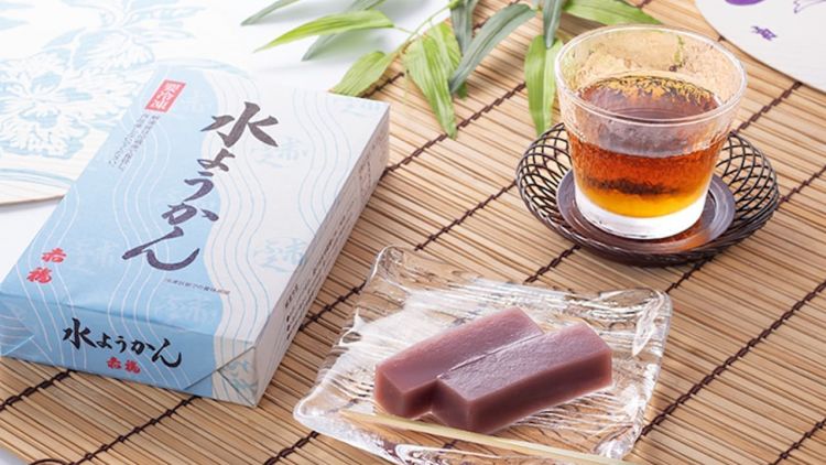 Mizu Yokan yang segar dihidangkan bersama secagkir teh