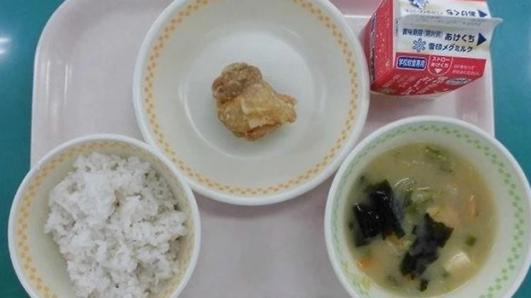 makan siang yang disajikan di sebuah sekolah dasar di Fukuoka