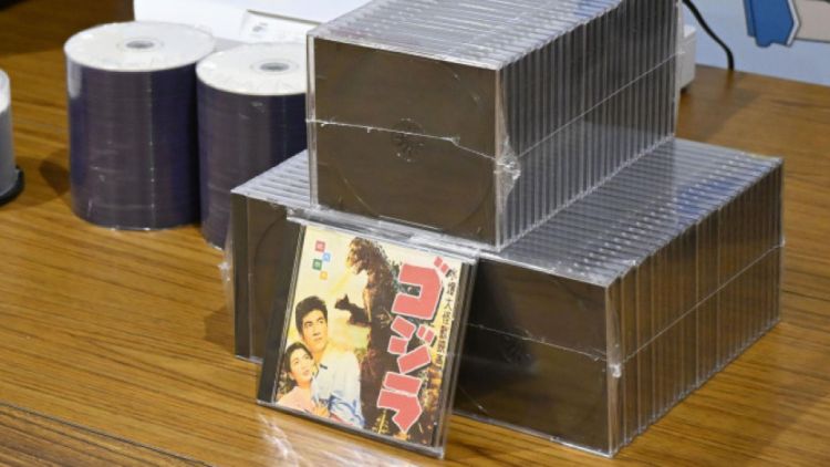Kumpulan DVD Godzilla bajakan yang telah diwarnai AI (Kyodo)