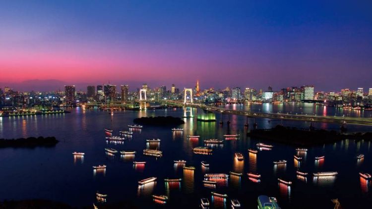 Pemandangan Tokyo Bay yang dipenuhi oleh Yakatabune di malam hari Pemandangan Tokyo Bay yang dipenuhi oleh Yakatabune di malam hari