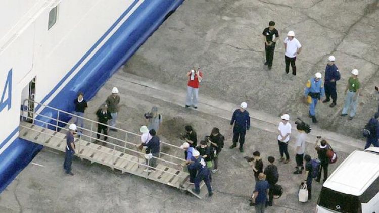 Tangkapan udara Kyodo yang menunjukkan evakuasi penduduk dengan feri menuju Kagoshima.