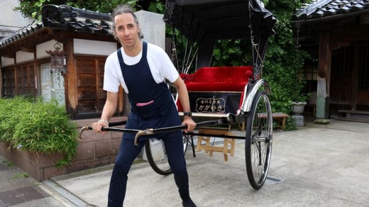 Joris De Bievre WNA pertama di Jepang yang jadi penarik becak
