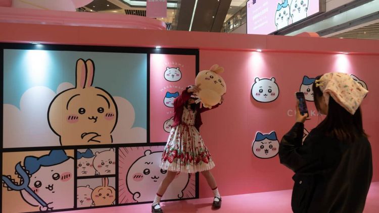 Pengunjung berfoto di spot foro Chiikawa yang imut (News Livedoor)