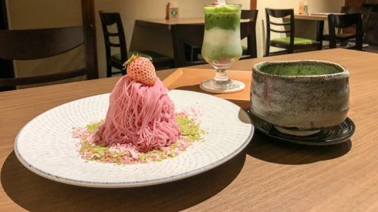 Wajib Coba! Dessert Sakura Matcha Khusus Musim Semi di Kagurazaka