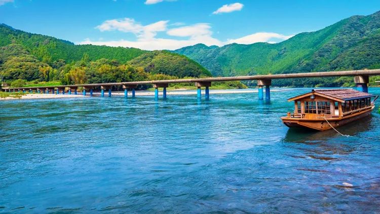 Coba Pengalaman Menyusuri Sungai Shimanto Jepang dengan Perahu Tradisional