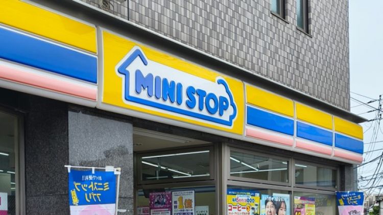 Iklan Unik Minimarket di Stasiun Shinjuku Ini Bagiakan Es Krim Gratis 
