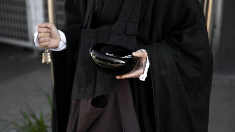 Biksu Jepang Ditangkap Karena Gunakan Kartu Asuransi Temuan