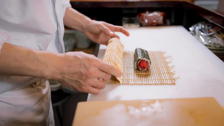 Kuota Pekerja Asing di Layanan Makanan Jepang Dibatasi Sementara