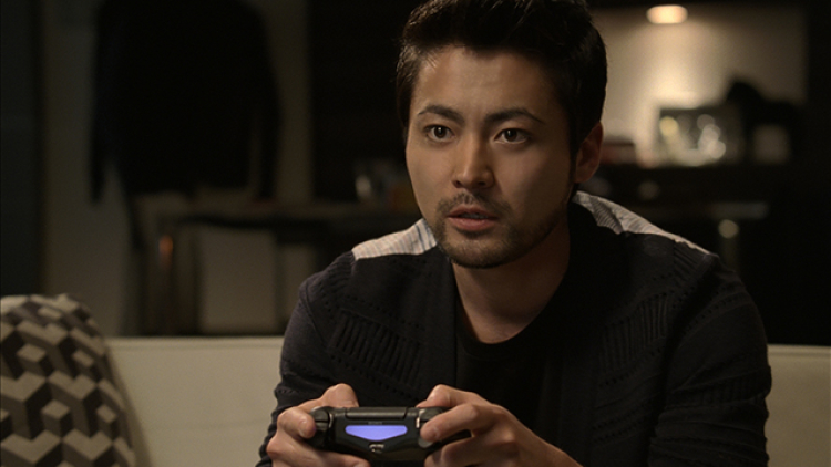 Aktor Takayuki Yamada membintangi iklan PlayStation 4 dan membicarakan tentang bermain game Aktor Takayuki Yamada membintangi iklan PlayStation 4 dan membicarakan tentang bermain game