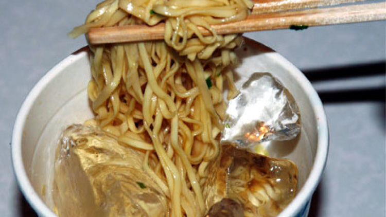 Bagaimana Rasanya Mie Cup Ditambahi Es Batu