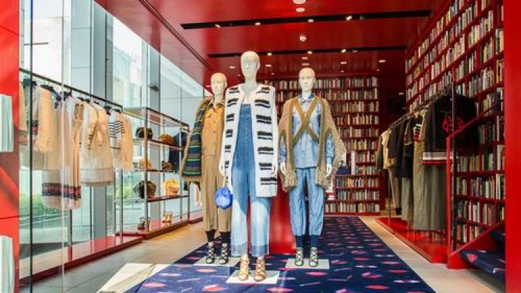 Beli baju sambil baca buku Di Aoyama, Tokyo kini ada toko bertema perpustakaan! (3)