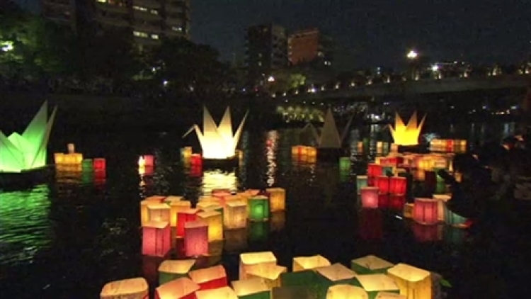 Beraneka lampion dihanyutkan di Hiroshima untuk mengenang para korban bom atom