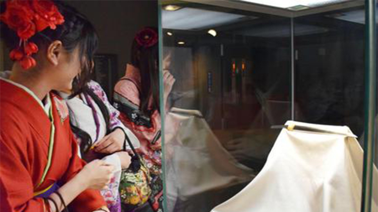 Beraneka pedang dari Jepang sedang digemari oleh kalangan gamer wanita