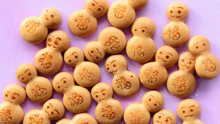 Biskuit Daruma yang ekspresif ini menggabungkan rasa dan kegembiraan