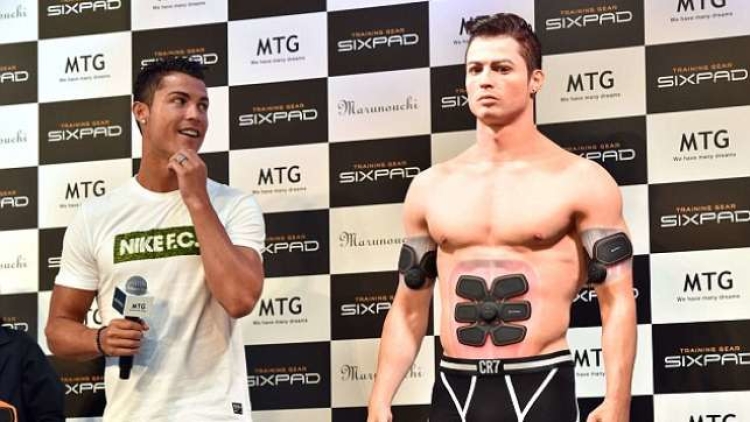 Cristiano Ronaldo bertemu kembarannya di Jepang (1)