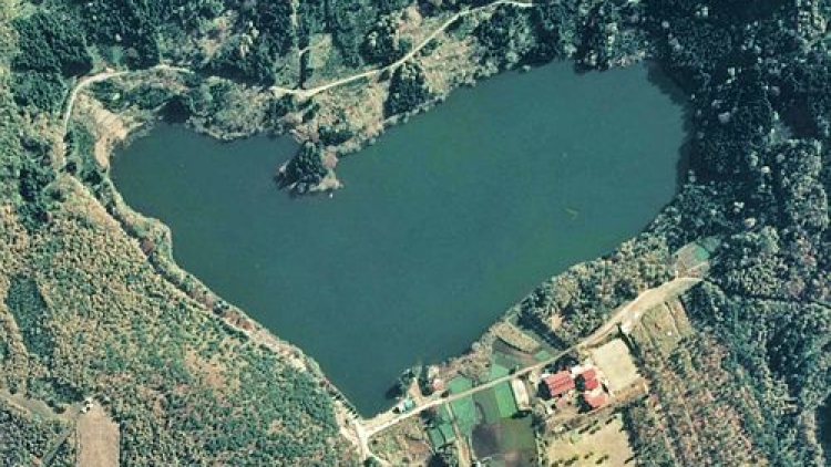 Danau Hokuryu di Jepang Bentuknya Mirip Hati