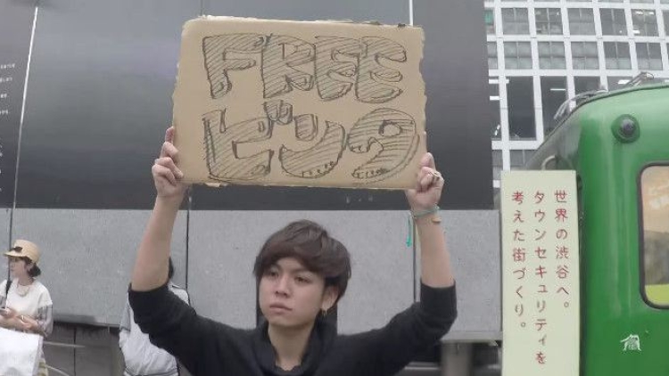 Di Shibuya, pemuda ini minta ditampar oleh orang-orang yang lewat, kenapa ya (1)