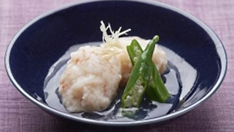 Ebi-shinjo, bakso udang rebus yang disajikan dengan saus (1)