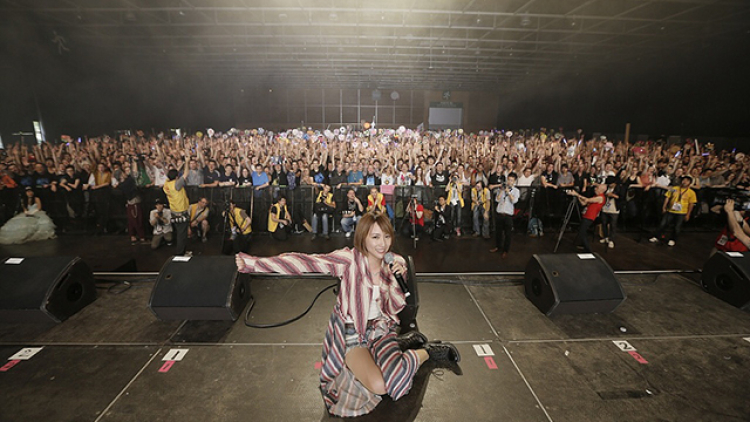 Eir Aoi memulai tur dunia di hadapan 5.000 penggemarnya di Perancis Eir Aoi memulai tur dunia di hadapan 5.000 penggemarnya di Perancis