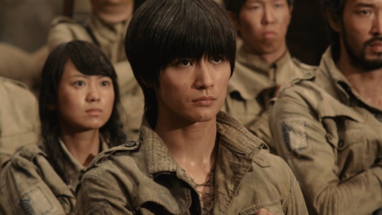 Foto-foto adegan terbaru dari film live-action Attack on Titan menampilkan Eren dan karakter baru (1)