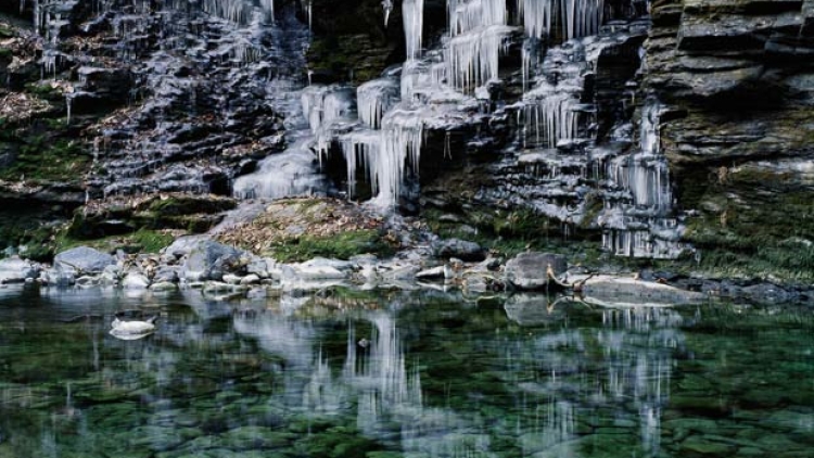 Fotografer Jepang mengabadikan foto-foto air terjun beku dan gua yang megah (1)