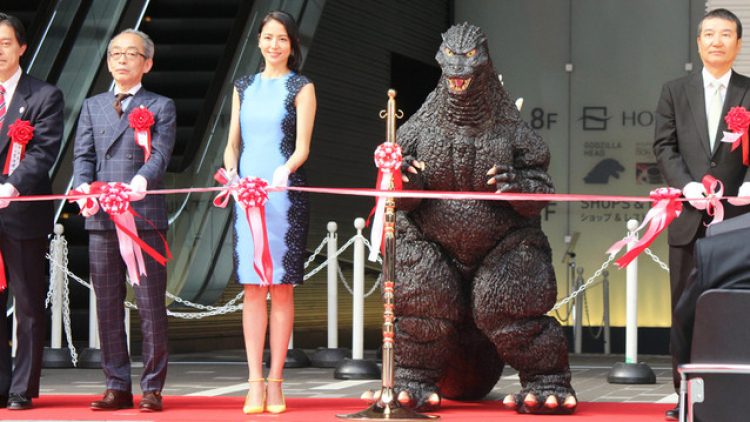 Godzilla, Crayon Shin-Chan, & para karakter Eagle Talon merayakan pembukaan Shinjuku TOHO Building (1)