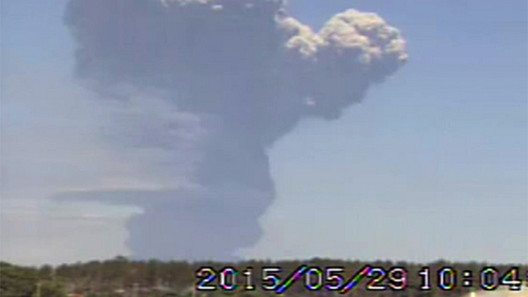 Gunung Shindake di Pulau Kuchinoerabu Jepang meletus, warga diungsikan