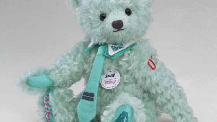 Hatsune Miku dibuat menjadi boneka Teddy Bear yang mewah (1)