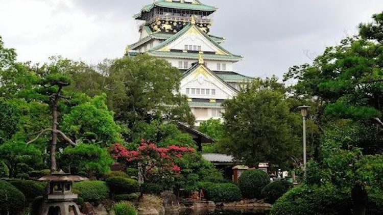 Indahnya pemandangan taman khas Jepang di Kastil Osaka