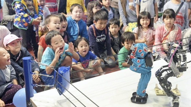Japan robot wrestling (1)