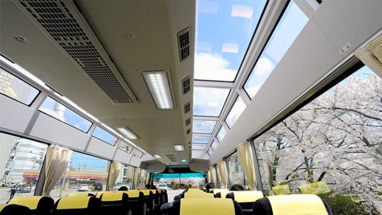 Jelajahi rute dinding salju terkenal di Toyama dengan bus wisata beratap kaca Jelajahi rute dinding salju terkenal di Toyama dengan bus wisata beratap kaca