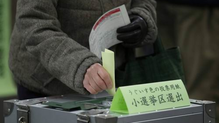 Jepang menurunkan usia pemilih dari 20 menjadi 18 tahun Jepang menurunkan usia pemilih dari 20 menjadi 18 tahun