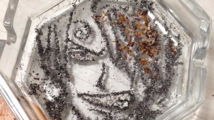 Keren! Pengguna twitter ini membuat potret anime dari abu rokok! (1)