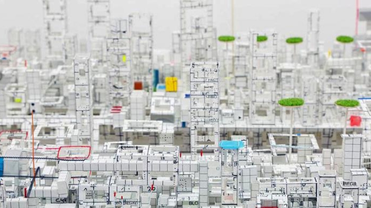 Kota Padat Penduduk Serapuh Kertas Karya Katsumi Hayakawa