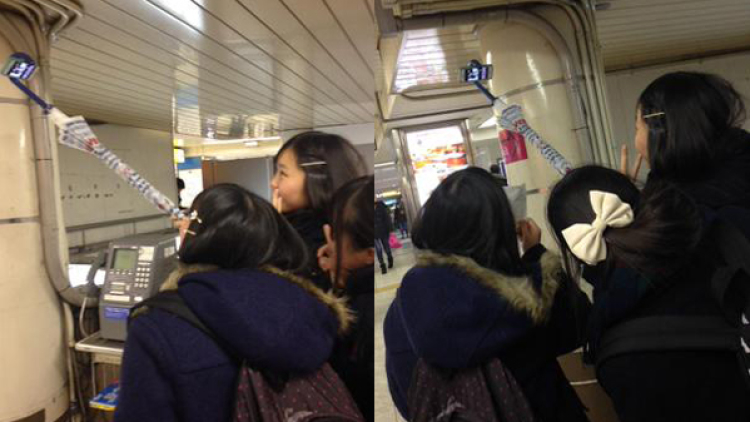 Kreatif Atau Irit Para Remaja Ini Gunakan Payung Sebagai Tongsis! (1)