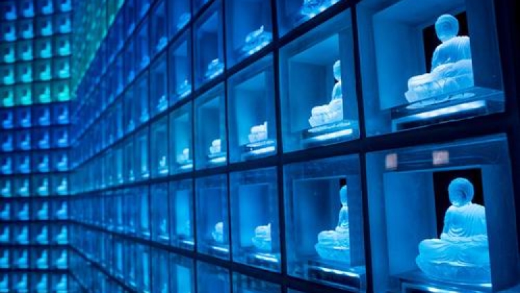 Kuburan di Jepang Ini Dipenuhi Dengan Patung Budha dan Lampu LED Berwarna-Warni (3)