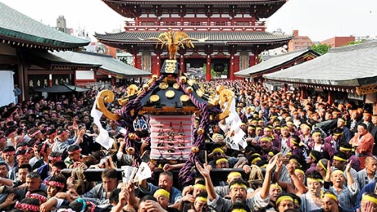 Kuil-kuil portabel berparade melintasi Asakusa di Sanja Matsuri Festival