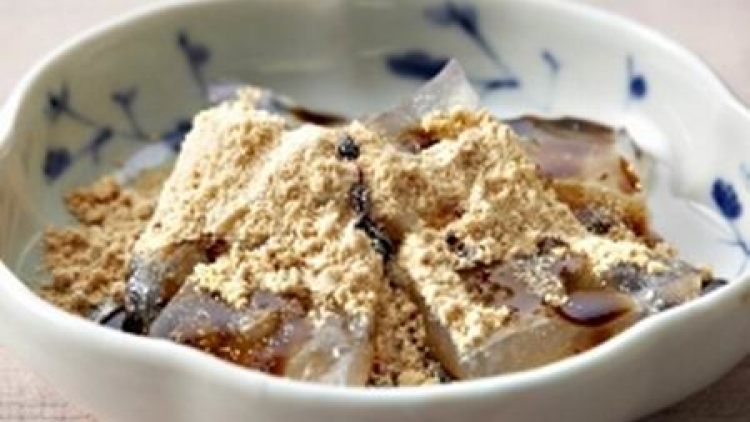 Kuzu-mochi agar-agar manis dengan saus dan taburan (1) Kuzu-mochi agar-agar manis dengan saus dan taburan (1)