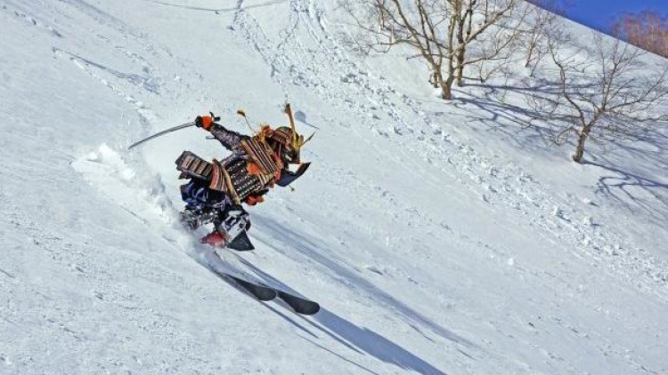 Mantap! Pria ini bermain ski menggunakan pedang katana lengkap dengan armor-nya! (1)
