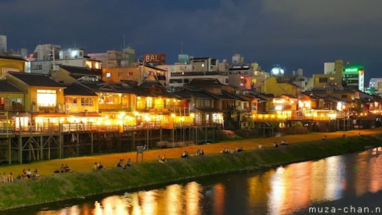 Menikmati indahnya pemandangan bercahaya di tepi Sungai Kamo di Gion, Kyoto Menikmati indahnya pemandangan bercahaya di tepi Sungai Kamo di Gion, Kyoto