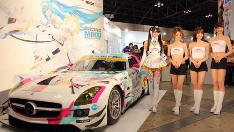 Mobil balap Mercedes Benz terbaru Racing Miku dipamerkan pada Winter WonFes (11) Mobil balap Mercedes Benz terbaru Racing Miku dipamerkan pada Winter WonFes (11)
